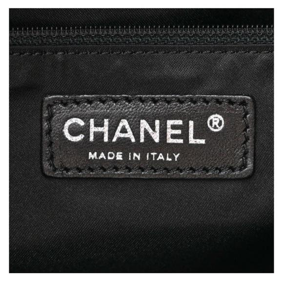 CHANEL Large Quilted Lambskin Hobo Black - Picture 6 of 11